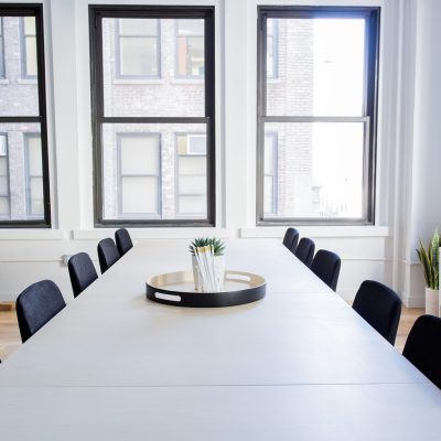 合规编辑何知白在会议室逐条核对版权说明文件，桌上摊开标注红线的打印稿，气氛严谨